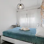 Urban Nest בית הארחה