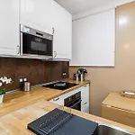 Urban Nest בית הארחה *